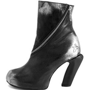 Shaguar Dorritie spiral zip ankle boot by John Fluevog, Women's Size 7